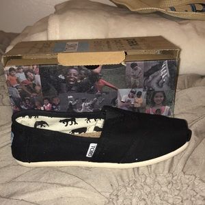 Women's black canvas classic TOMS  size 6